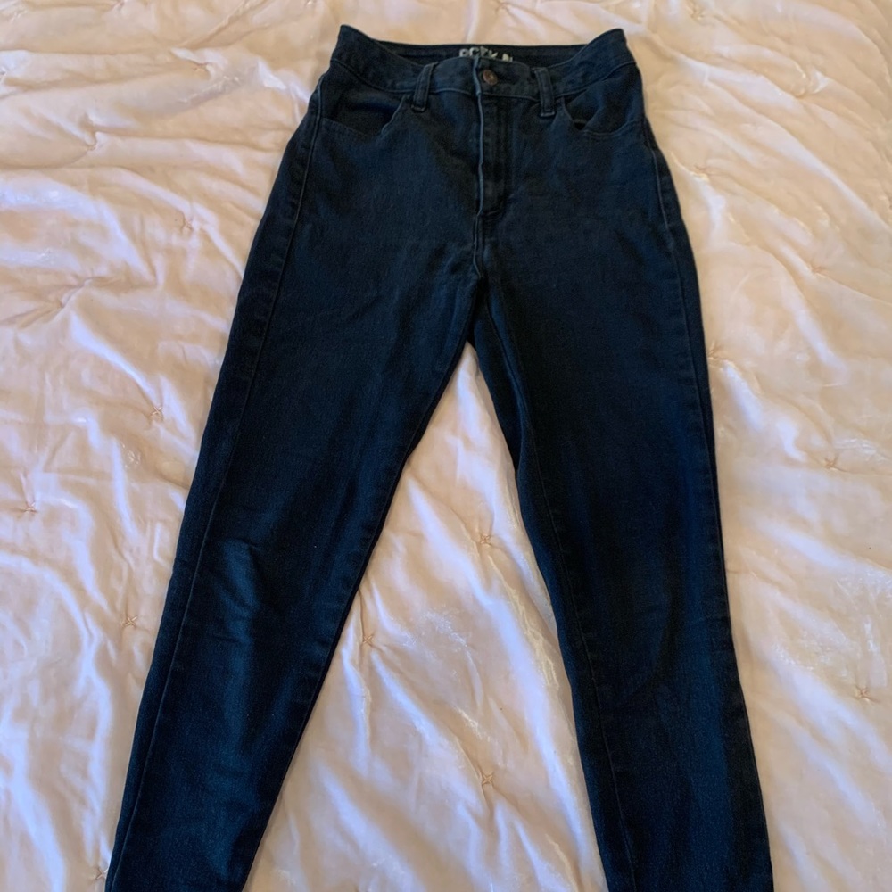 Cute black jeans!
